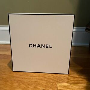 Chanel - Gift Box